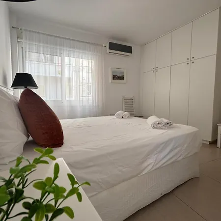 Modern 2br 70m From Finikoudes Apartmán