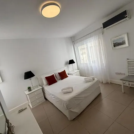 Modern 2br 70m From Finikoudes Apartmán *