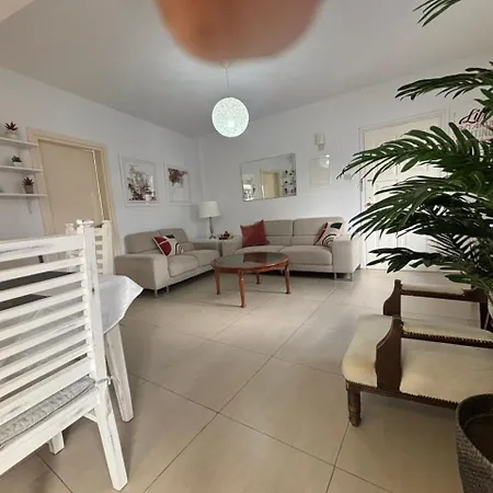 Modern 2br 70m From Finikoudes شقة *