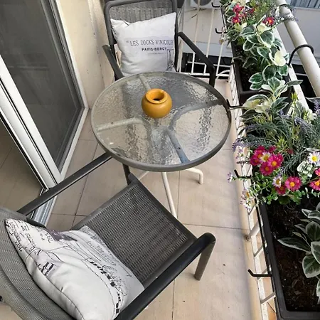 Apartmán Modern 2br 70m From Finikoudes Larnaca