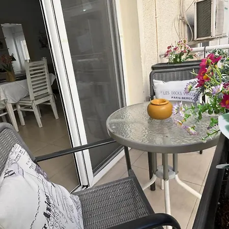 Modern 2br 70m From Finikoudes شقة