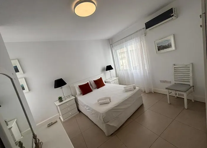 Modern 2br 70m From Finikoudes Apartamento *
