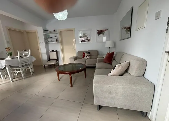 Modern 2br 70m From Finikoudes Apartamento Larnaca