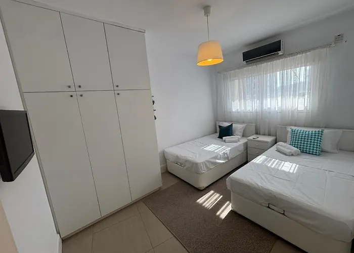 Modern 2br 70m From Finikoudes Apartamento
