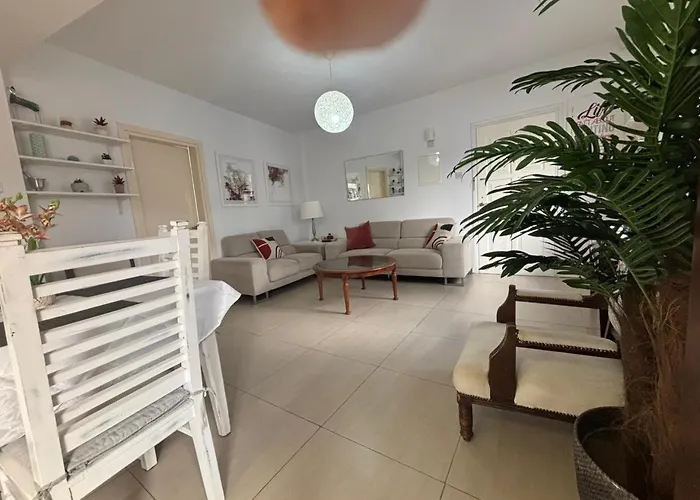 Modern 2br 70m From Finikoudes Apartamento *