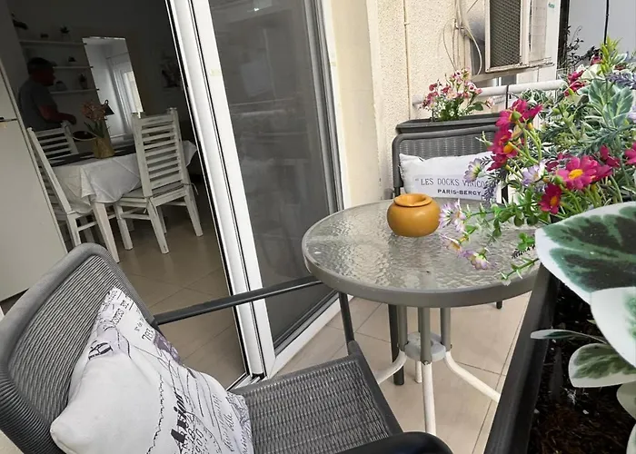 Modern 2br 70m From Finikoudes Apartamento