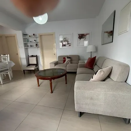Modern 2br 70m From Finikoudes Apartman Lárnaka