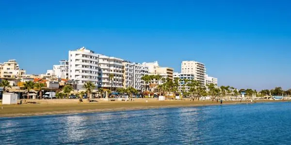 Modern 2br 70m From Finikoudes Apartmán