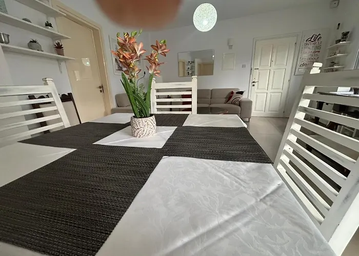 Apartmán Modern 2br 70m From Finikoudes Larnaca